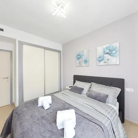 Apartamento Luxurious Newly Renovated 2 Bedroom By The